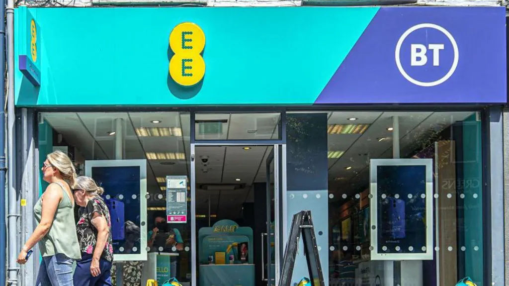 Thousands unable to make calls as EE and BT networks down
